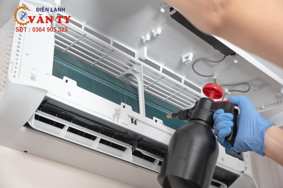 Quy trình vệ sinh máy lạnh tại nhà được thực hiện cẩn thận